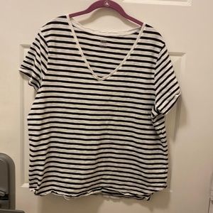 Old navy black and white v-neck t-shirt